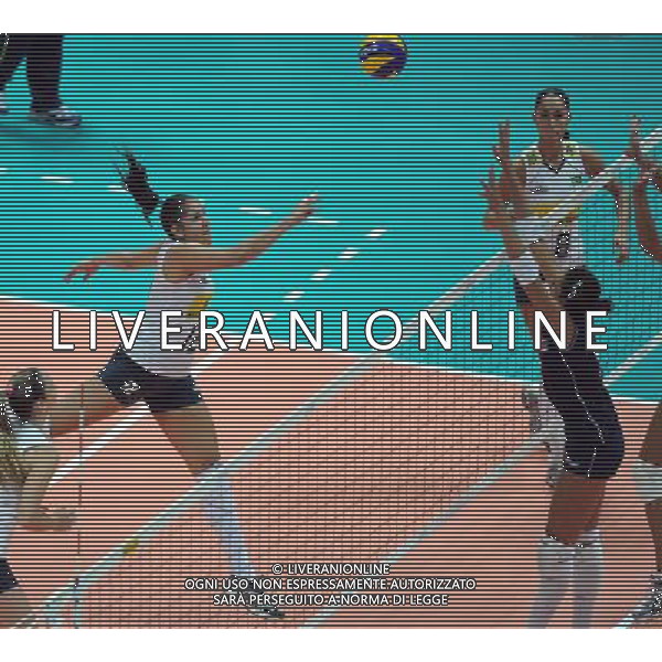 (100828) -- NINGBO, Aug. 28, 2010 () -- Brazil\'s Natalia Pereira (L) spikes the ball during the fourth round match against Italy at the 2010 FIVB World Grand Prix Final Round women\'s volleyball tournament in Ningbo, east China\'s Zhejiang Province, Aug. 28, 2010. Brazil won the match 3-0. (/Xu Yu) ©PHOTOSHOT/Agenzia Aldo Liverani Sas - ITALY ONLY - Quarto round tra Brasile e Italia al torneo di pallavolo FIVB 2010 World Grand Prix Final Round\'s Volley donne a Ningbo, Cina