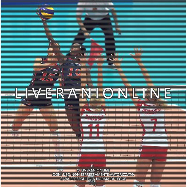 (100825) -- NINGBO, Aug. 25, 2010 () -- Hooker Destinee (2nd L) of the United spikes the ball during the match against Poland at the 2010 FIVB World Grand Prix women\'s volleyball tournament in Ningbo, east China\'s Zhejiang Province, Aug. 25, 2010. The U.S. team won 3-2. (/Xu Yu) ©PHOTOSHOT/Agenzia Aldo Liverani Sas - ITALY ONLY - CINA: Torneo di pallavolo FIVB 2010 World Grand Prix Final Round\'s Volley donne a Ningbo STATI UNITI - POLONIA