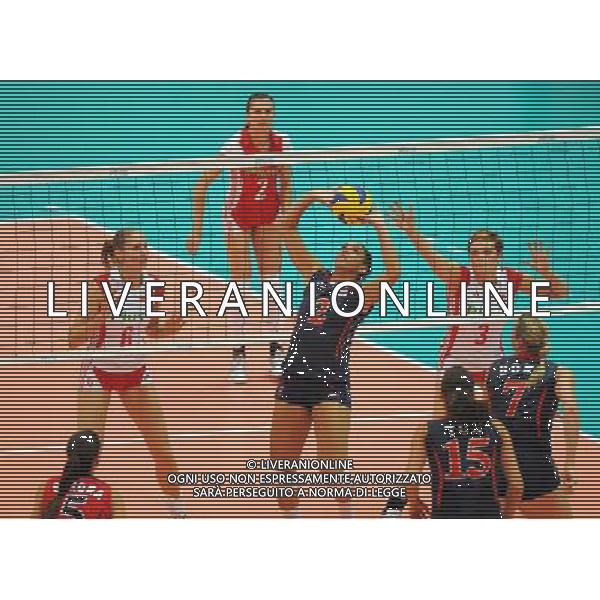 (100825) -- NINGBO, Aug. 25, 2010 () -- Glass Alisha (C) of the United States passes the ball during the match against Poland at the 2010 FIVB World Grand Prix women\'s volleyball tournament in Ningbo, east China\'s Zhejiang Province, Aug. 25, 2010. The U.S. team won 3-2. (/Xu Yu) ©PHOTOSHOT/Agenzia Aldo Liverani Sas - ITALY ONLY - CINA: Torneo di pallavolo FIVB 2010 World Grand Prix Final Round\'s Volley donne a Ningbo STATI UNITI - POLONIA