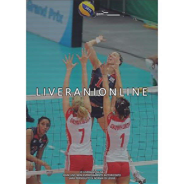 (100825) -- NINGBO, Aug. 25, 2010 () -- Larson Jordan (top) of the United States spikes the ball during the match against Poland at the 2010 FIVB World Grand Prix women\'s volleyball tournament in Ningbo, east China\'s Zhejiang Province, Aug. 25, 2010. The U.S. team won 3-2. (/Xu Yu) ©PHOTOSHOT/Agenzia Aldo Liverani Sas - ITALY ONLY - CINA: Torneo di pallavolo FIVB 2010 World Grand Prix Final Round\'s Volley donne a Ningbo STATI UNITI - POLONIA