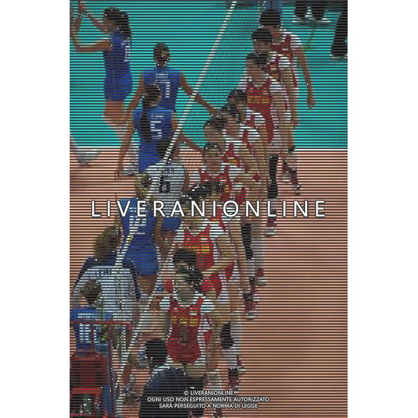 (100825) -- NINGBO, Aug. 25, 2010 -- Team China and Team Italy shake hands after the first round match between China and Italy at the 2010 FIVB World Grand Prix Final Round women\'s volleyball tournament at the Beilun Sports and Art Center in Ningbo, east China\'s Zhejiang Province, Aug. 25, 2010. China lost the match 0-3. Xu Yu)(ly) ©PHOTOSHOT/Agenzia Aldo Liverani Sas - ITALY ONLY - CINA: Torneo di pallavolo FIVB 2010 World Grand Prix Final Round\'s Volley donne a Ningbo CINA - ITALIA