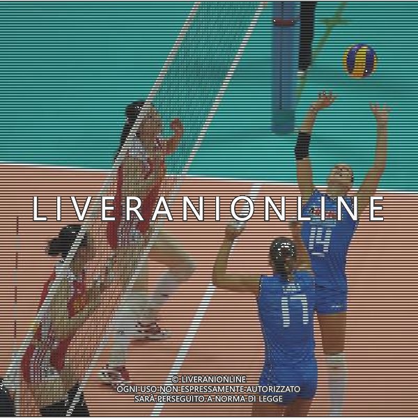 (100825) -- NINGBO, Aug. 25, 2010 -- Eleonora Lo Bianco(1st R) of Italy passes the ball during the first round match between China and Italy at the 2010 FIVB World Grand Prix Final Round women\'s volleyball tournament at the Beilun Sports and Art Center in Ningbo, east China\'s Zhejiang Province, Aug. 25, 2010. China lost the match 0-3. Xu Yu)(ly) ©PHOTOSHOT/Agenzia Aldo Liverani Sas - ITALY ONLY - CINA: Torneo di pallavolo FIVB 2010 World Grand Prix Final Round\'s Volley donne a Ningbo CINA - ITALIA