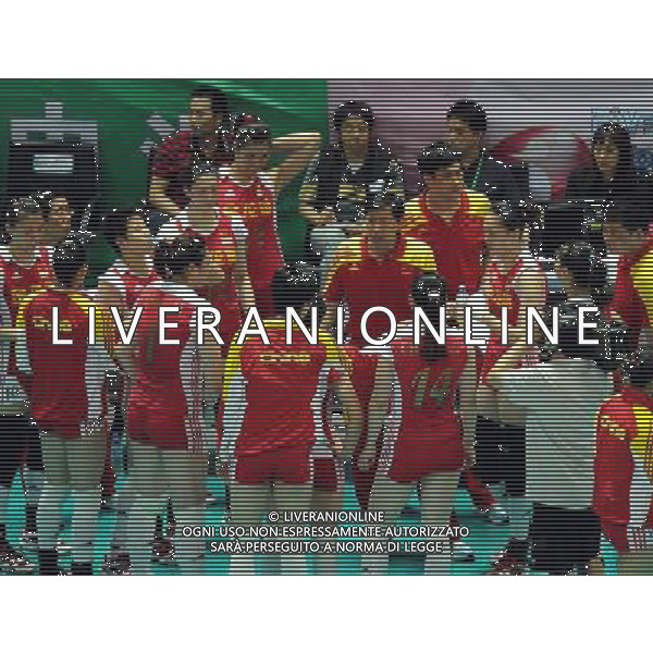 (100825) -- NINGBO, Aug. 25, 2010 -- China\'s head coach Wang Baoquan (C) gives instruction during the first round match between China and Italy at the 2010 FIVB World Grand Prix Final Round women\'s volleyball tournament at the Beilun Sports and Art Center in Ningbo, east China\'s Zhejiang Province, Aug. 25, 2010. China lost the match 0-3. Xu Yu)(ly) ©PHOTOSHOT/Agenzia Aldo Liverani Sas - ITALY ONLY - CINA: Torneo di pallavolo FIVB 2010 World Grand Prix Final Round\'s Volley donne a Ningbo CINA - ITALIA