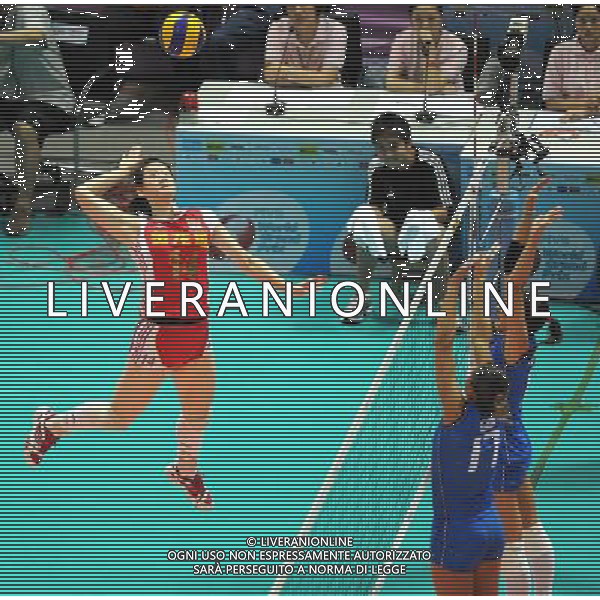 (100825) -- NINGBO, Aug. 25, 2010 -- China\'s Chen Liyi (L) spikes the ball during the first round match between China and Italy at the 2010 FIVB World Grand Prix Final Round women\'s volleyball tournament at the Beilun Sports and Art Center in Ningbo, east China\'s Zhejiang Province, Aug. 25, 2010. China lost the match 0-3. Xu Yu)(ly) ©PHOTOSHOT/Agenzia Aldo Liverani Sas - ITALY ONLY - CINA: Torneo di pallavolo FIVB 2010 World Grand Prix Final Round\'s Volley donne a Ningbo CINA - ITALIA