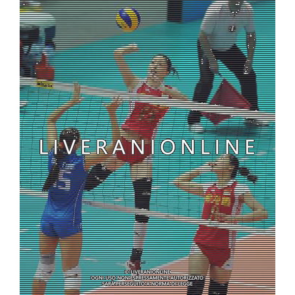 (100825) -- NINGBO, Aug. 25, 2010 -- China\'s Ma Yunwen (Top) spikes the ball during the first round match between China and Italy at the 2010 FIVB World Grand Prix Final Round women\'s volleyball tournament at the Beilun Sports and Art Center in Ningbo, east China\'s Zhejiang Province, Aug. 25, 2010. Xu Yu)(ly) ©PHOTOSHOT/Agenzia Aldo Liverani Sas - ITALY ONLY - CINA: Torneo di pallavolo FIVB 2010 World Grand Prix Final Round\'s Volley donne a Ningbo CINA - ITALIA