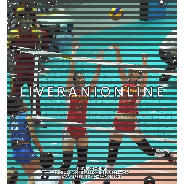 (100825) -- NINGBO, Aug. 25, 2010 -- China\'s Wei Qiuyue (L) and Ma Yunwen block the ball during the first round match between China and Italy at the 2010 FIVB World Grand Prix Final Round women\'s volleyball tournament at the Beilun Sports and Art Center in Ningbo, east China\'s Zhejiang Province, Aug. 25, 2010. Xu Yu)(ly) ©PHOTOSHOT/Agenzia Aldo Liverani Sas - ITALY ONLY - CINA: Torneo di pallavolo FIVB 2010 World Grand Prix Final Round\'s Volley donne a Ningbo CINA - ITALIA