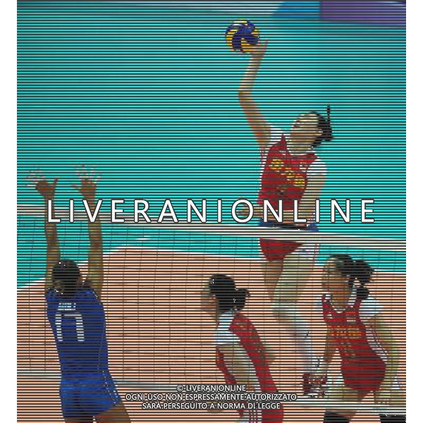 (100825) -- NINGBO, Aug. 25, 2010 -- China\'s Wang Yimei (top) spikes the ball during the first round match between China and Italy at the 2010 FIVB World Grand Prix Final Round women\'s volleyball tournament at the Beilun Sports and Art Center in Ningbo, east China\'s Zhejiang Province, Aug. 25, 2010. Xu Yu)(ly) ©PHOTOSHOT/Agenzia Aldo Liverani Sas - ITALY ONLY - CINA: Torneo di pallavolo FIVB 2010 World Grand Prix Final Round\'s Volley donne a Ningbo CINA - ITALIA