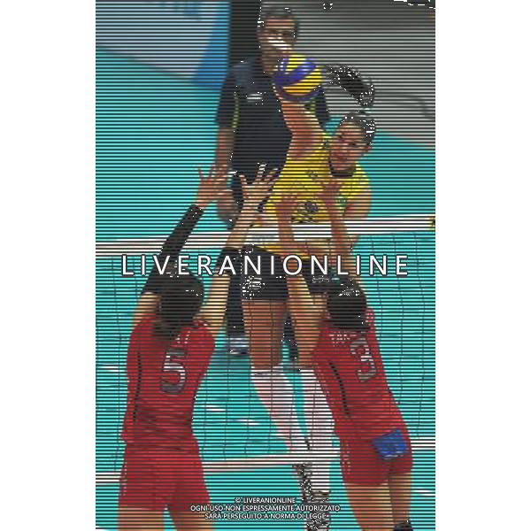 (100825) -- NINGBO, Aug. 25, 2010 -- Natalia Pereira (Top)of Brazil spikes the ball during the first round match between Japan and Brazil at the 2010 FIVB World Grand Prix Final Round women\'s volleyball tournament at the Beilun Sports and Art Center in Ningbo, east China\'s Zhejiang Province, Aug. 25, 2010. Japan won 3-2. Xu Yu)(wll) ©PHOTOSHOT/Agenzia Aldo Liverani Sas - ITALY ONLY - CINA: Torneo di pallavolo FIVB 2010 World Grand Prix Final Round\'s Volley donne a Ningbo GIAPPONE - BRASILE