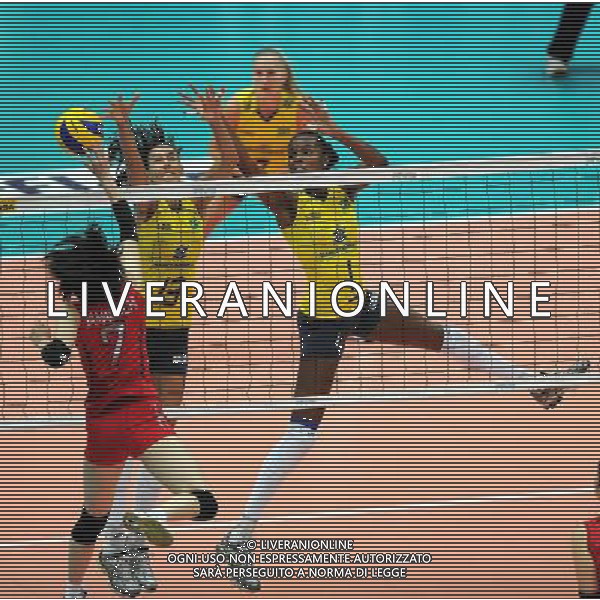 (100825) -- NINGBO, Aug. 25, 2010 -- Japan\'s Yamaguchi Mai (1st L) spikes the ball during the first round match between Japan and Brazil at the 2010 FIVB World Grand Prix Final Round women\'s volleyball tournament at the Beilun Sports and Art Center in Ningbo, east China\'s Zhejiang Province, Aug. 25, 2010. Japan won 3-2. Xu Yu)(wll) ©PHOTOSHOT/Agenzia Aldo Liverani Sas - ITALY ONLY - CINA: Torneo di pallavolo FIVB 2010 World Grand Prix Final Round\'s Volley donne a Ningbo GIAPPONE - BRASILE