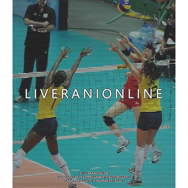(100825) -- NINGBO, Aug. 25, 2010 -- Japan\'s Ebata Yukiko (Top) spikes the ball during the first round match between Japan and Brazil at the 2010 FIVB World Grand Prix Final Round women\'s volleyball tournament at the Beilun Sports and Art Center in Ningbo, east China\'s Zhejiang Province, Aug. 25, 2010. Japan won 3-2. Xu Yu)(wll) ©PHOTOSHOT/Agenzia Aldo Liverani Sas - ITALY ONLY - CINA: Torneo di pallavolo FIVB 2010 World Grand Prix Final Round\'s Volley donne a Ningbo GIAPPONE - BRASILE