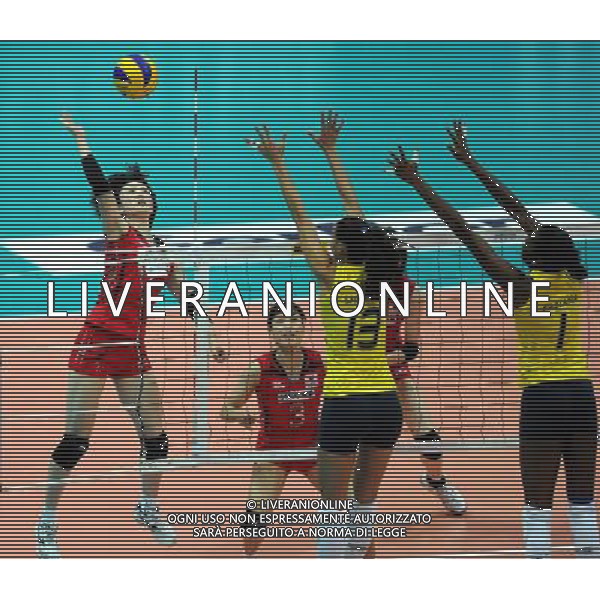 (100825) -- NINGBO, Aug. 25, 2010 -- Japan\'s Yamaguchi Mai (L) spikes the ball during the first round match between Japan and Brazil at the 2010 FIVB World Grand Prix Final Round women\'s volleyball tournament at the Beilun Sports and Art Center in Ningbo, east China\'s Zhejiang Province, Aug. 25, 2010. Japan won 3-2. Xu Yu)(wll) ©PHOTOSHOT/Agenzia Aldo Liverani Sas - ITALY ONLY - CINA: Torneo di pallavolo FIVB 2010 World Grand Prix Final Round\'s Volley donne a Ningbo GIAPPONE - BRASILE