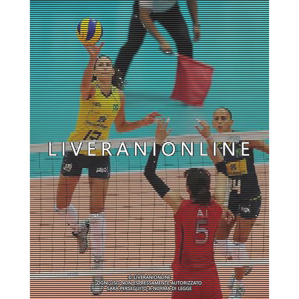 (100825) -- NINGBO, Aug. 25, 2010 -- Sheilla Castro (L) of Brazil spikes the ball during the first round match between Japan and Brazil at the 2010 FIVB World Grand Prix Final Round women\'s volleyball tournament at the Beilun Sports and Art Center in Ningbo, east China\'s Zhejiang Province, Aug. 25, 2010. Japan won 3-2. Xu Yu)(wll) ©PHOTOSHOT/Agenzia Aldo Liverani Sas - ITALY ONLY - CINA: Torneo di pallavolo FIVB 2010 World Grand Prix Final Round\'s Volley donne a Ningbo GIAPPONE - BRASILE