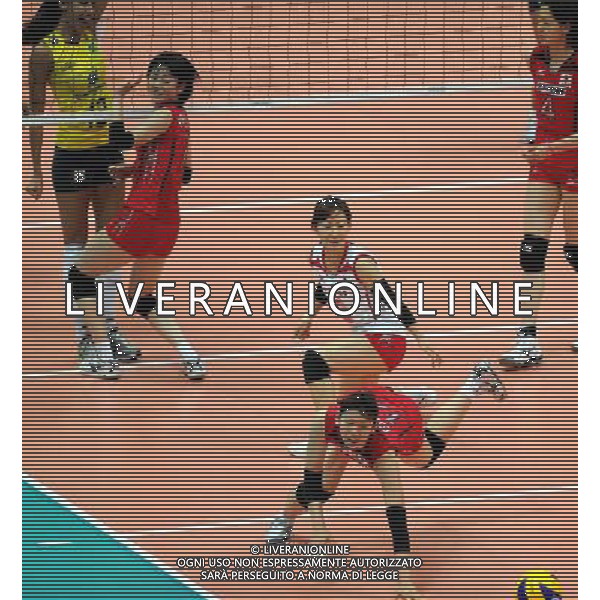 (100825) -- NINGBO, Aug. 25, 2010 -- Japan\'s Ebata Yukiko (Bottom) saves the ball during the first round match between Japan and Brazil at the 2010 FIVB World Grand Prix Final Round women\'s volleyball tournament at the Beilun Sports and Art Center in Ningbo, east China\'s Zhejiang Province, Aug. 25, 2010. Japan won 3-2. Xu Yu)(wll) ©PHOTOSHOT/Agenzia Aldo Liverani Sas - ITALY ONLY - CINA: Torneo di pallavolo FIVB 2010 World Grand Prix Final Round\'s Volley donne a Ningbo GIAPPONE - BRASILE