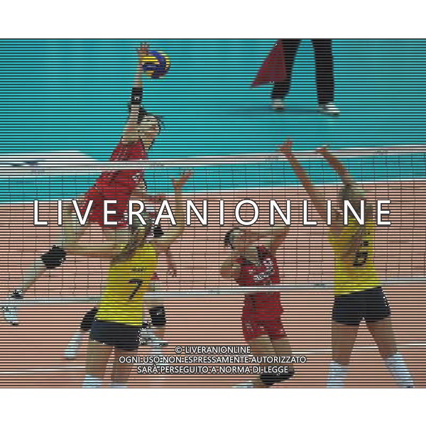 (100825) -- NINGBO, Aug. 25, 2010 -- Japan\'s Inoue Kaori (1st, L) spikes the ball during the first round match between Japan and Brazil at the 2010 FIVB World Grand Prix Final Round women\'s volleyball tournament at the Beilun Sports and Art Center in Ningbo, east China\'s Zhejiang Province, Aug. 25, 2010. Japan won 3-2. Xu Yu)(wll) ©PHOTOSHOT/Agenzia Aldo Liverani Sas - ITALY ONLY - CINA: Torneo di pallavolo FIVB 2010 World Grand Prix Final Round\'s Volley donne a Ningbo GIAPPONE - BRASILE