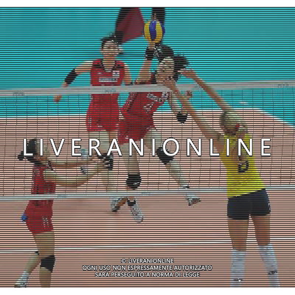 (100825) -- NINGBO, Aug. 25, 2010 -- Japan\'s Inoue Kaori(2nd, R) spikes the ball during the first round match between Japan and Brazil at the 2010 FIVB World Grand Prix Final Round women\'s volleyball tournament at the Beilun Sports and Art Center in Ningbo, east China\'s Zhejiang Province, Aug. 25, 2010. Japan won 3-2. Xu Yu)(wll) ©PHOTOSHOT/Agenzia Aldo Liverani Sas - ITALY ONLY - CINA: Torneo di pallavolo FIVB 2010 World Grand Prix Final Round\'s Volley donne a Ningbo GIAPPONE - BRASILE