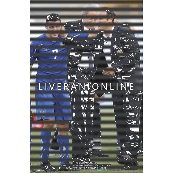 Pescara - 07/09/2010 - Stadio \'Adriatico\' - Qualificazioni Campionato Europeo Under 21 2011 - Italia vs Galles - nella foto: Pierluigi Casiraghi si complimenta con Mattia Mustacchio realizzatore del gol vittoria ph. Corradetti / ©Aldo Liverani Sas