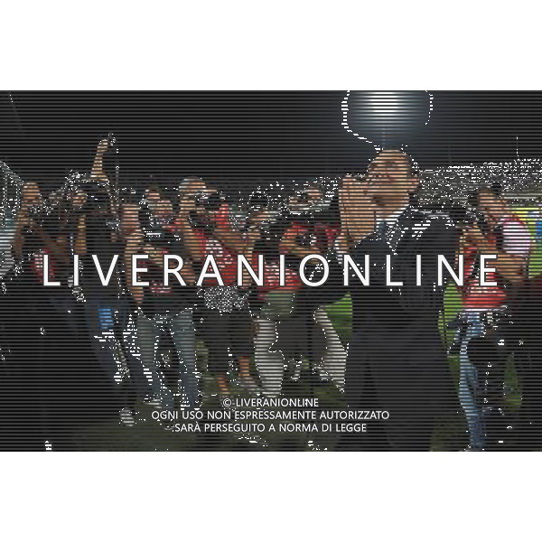 Qualificazioni ai Campionati Europei UEFA EURO 2012 Gruppo C Firenze - 07.09.2010 Italia-Far Oer Nella Foto: cesare prandelli saluta i tifosi di firenze /Ph.Vitez-Ag. Aldo Liverani