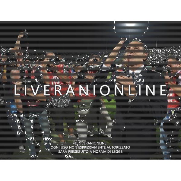 Qualificazioni ai Campionati Europei UEFA EURO 2012 Gruppo C Firenze - 07.09.2010 Italia-Far Oer Nella Foto:cesare prandelli saluta i tifosi di firenze /Ph.Vitez-Ag. Aldo Liverani