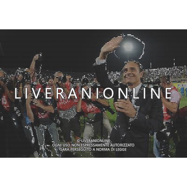 Qualificazioni ai Campionati Europei UEFA EURO 2012 Gruppo C Firenze - 07.09.2010 Italia-Far Oer Nella Foto:cesare prandelli saluta i tifosi di firenze /Ph.Vitez-Ag. Aldo Liverani