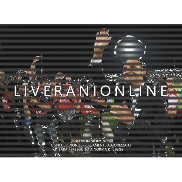 Qualificazioni ai Campionati Europei UEFA EURO 2012 Gruppo C Firenze - 07.09.2010 Italia-Far Oer Nella Foto:cesare prandelli saluta i tifosi di firenze /Ph.Vitez-Ag. Aldo Liverani