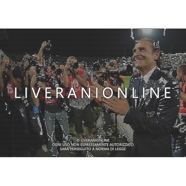 Qualificazioni ai Campionati Europei UEFA EURO 2012 Gruppo C Firenze - 07.09.2010 Italia-Far Oer Nella Foto:cesare prandelli saluta i tifosi di firenze /Ph.Vitez-Ag. Aldo Liverani