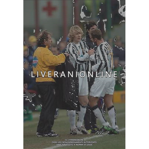 Inter-Juventus Coppa Italia semifinale ritorno Tim Cup 12/02/2004 nella foto cambio sostituzione di gianluca pessotto con pavel nedved* foto marco luzzani/Agenzia Aldo liverani
