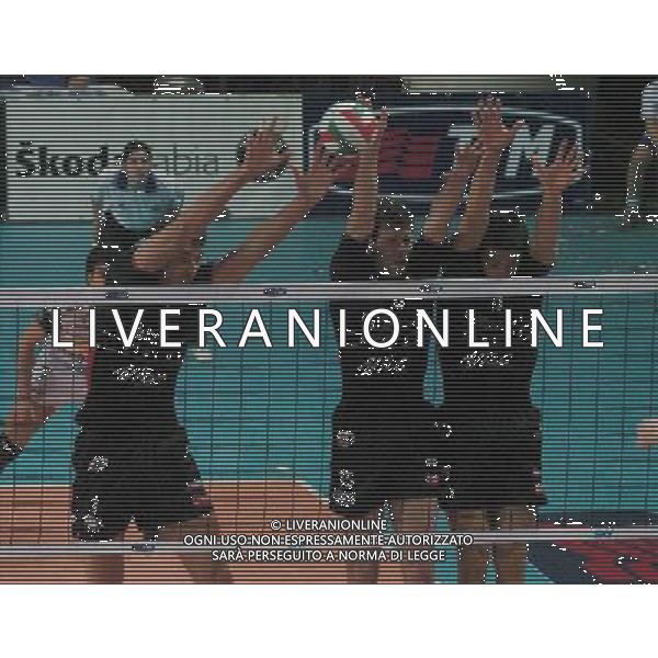 LA SPEZIA 11/02/04 FINAL EIGHT COPPA ITALIA SISLEY TREVISO-UNIMADE PARMA nella foto un muro di dineikin stanislav,tencati luca, cisolla alberto ph gigi arcaini/ag.aldo liverani
