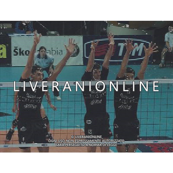 LA SPEZIA 11/02/04 FINAL EIGHT COPPA ITALIA SISLEY TREVISO-UNIMADE PARMA nella foto un muro di dineikin stanislav,tencati luca, cisolla alberto ph gigi arcaini/ag.aldo liverani