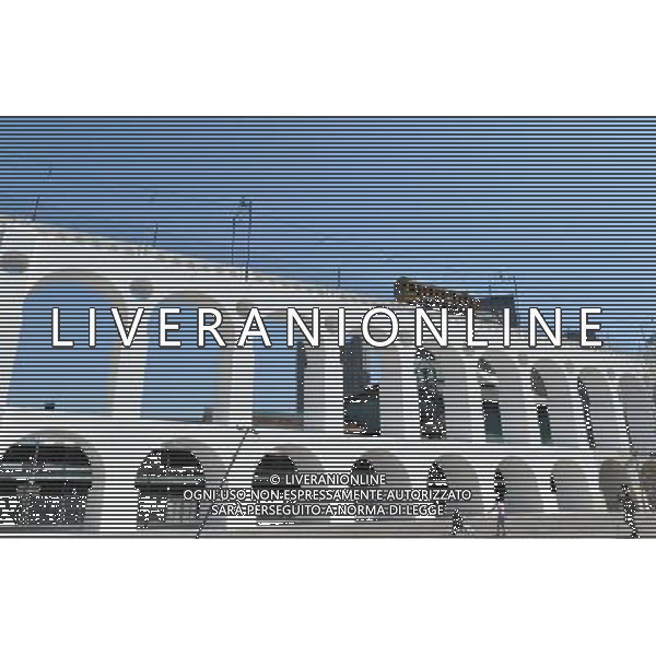 (100912) -- RIO DE JANEIRO, Sept. 12, 2010 () -- A trolley runs above the renovated section of the Lapa Arches in the center of Rio de Janeiro, Brazil, Sept. 12, 2010. The government of Rio de Janeiro lauched a project of 8 million Real (about 470 US dollars) to renovate the city\'s landmark Lapa Arches and its surrounding areas. (/Song Weiwei) ©PHOTOSHOT/Agenzia Aldo Liverani Sas - ITALY ONLY - Lapa Arches ristrutturato nel centro di Rio de Janeiro, Brasile