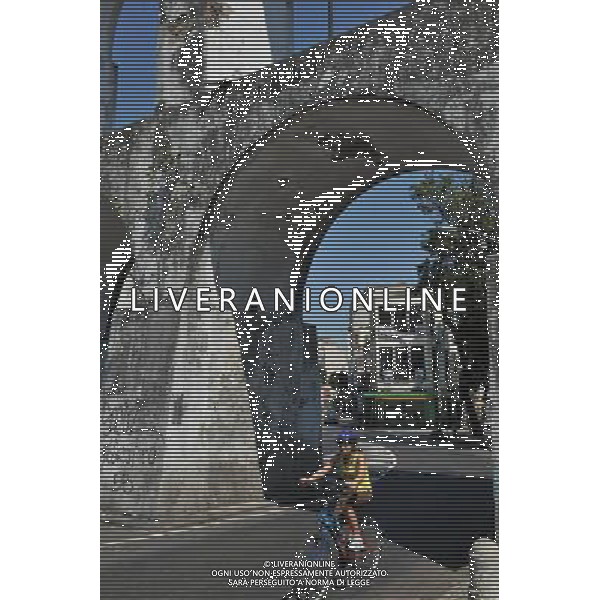 (100912) -- RIO DE JANEIRO, Sept. 12, 2010 () -- A cyclist rides past the old section of the Lapa Arches in the center of Rio de Janeiro, Brazil, Sept. 12, 2010. The government of Rio de Janeiro lauched a project of 8 million Real (about 470 US dollars) to renovate the city\'s landmark Lapa Arches and its surrounding areas. (/Song Weiwei) ©PHOTOSHOT/Agenzia Aldo Liverani Sas - ITALY ONLY - Lapa Arches ristrutturato nel centro di Rio de Janeiro, Brasile