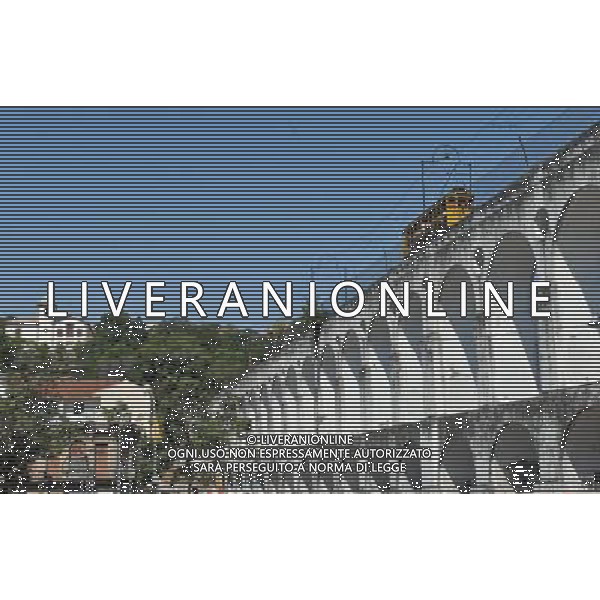 (100912) -- RIO DE JANEIRO, Sept. 12, 2010 () -- A trolley runs above the old section of the Lapa Arches in the center of Rio de Janeiro, Brazil, Sept. 12, 2010. The government of Rio de Janeiro lauched a project of 8 million Real (about 470 US dollars) to renovate the city\'s landmark Lapa Arches and its surrounding areas. (/Song Weiwei) ©PHOTOSHOT/Agenzia Aldo Liverani Sas - ITALY ONLY - Lapa Arches ristrutturato nel centro di Rio de Janeiro, Brasile