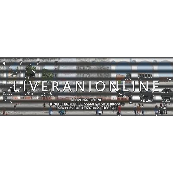 (100912) -- RIO DE JANEIRO, Sept. 12, 2010 () -- People stand in front of the half-renovated Lapa Arches in the center of Rio de Janeiro, Brazil, Sept. 12, 2010. The government of Rio de Janeiro lauched a project of 8 million Real (about 470 US dollars) to renovate the city\'s landmark Lapa Arches and its surrounding areas. (/Song Weiwei) ©PHOTOSHOT/Agenzia Aldo Liverani Sas - ITALY ONLY - Lapa Arches ristrutturato nel centro di Rio de Janeiro, Brasile