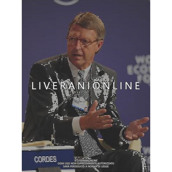 (100914) -- TIANJIN, Sept. 14, 2010 -- Eckhard Cordes, chairman of the management board and chief executive officer of Metro Group of Germany, makes a gesture at the plenary session on \'Sustainability and Corporate Competitiveness: Going beyond Green Goals\' of the World Economic Forum (WEF) Annual Meeting of the New Champions 2010, at Tianjin Meijiang Convention Center, in north China\'s Tianjin Municipality on Sept. 14, 2010. Liu Haifeng) (axy) ©PHOTOSHOT/Agenzia Aldo Liverani Sas - ITALY ONLY - EDITORIAL USE ONLY -
