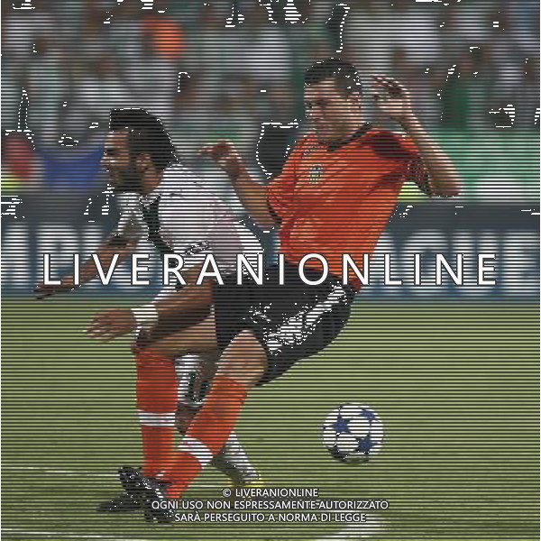 UEFA Champions League group C match between Bursaspor Turkey and Valencia Spain at Ataturk Stadium in Bursa, Turkey 15.09.2010 Valencia won scored 4 - 0 Pictured: Volkan Sen of Bursaspor (L) and David Navarro Pedros (R) of Valencia. FOT. SESKIMPHOTO/NEWSPIX/Agenzia Aldo Liverani Sas ONLY ITALY *** Local Caption *** .