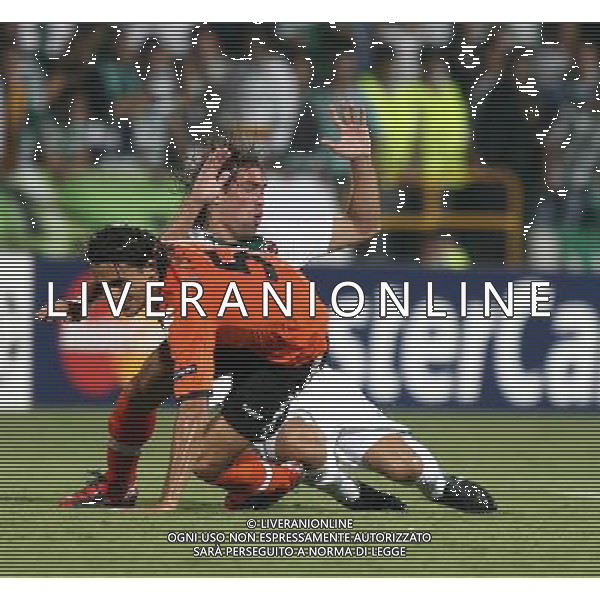 UEFA Champions League group C match between Bursaspor Turkey and Valencia Spain at Ataturk Stadium in Bursa, Turkey 15.09.2010 Valencia won scored 4 - 0 Pictured: Mehmet Topal ( front) of Valencia and Federico Insua (back) of Bursaspor. FOT. SESKIMPHOTO/NEWSPIX/Agenzia Aldo Liverani Sas ONLY ITALY *** Local Caption *** .