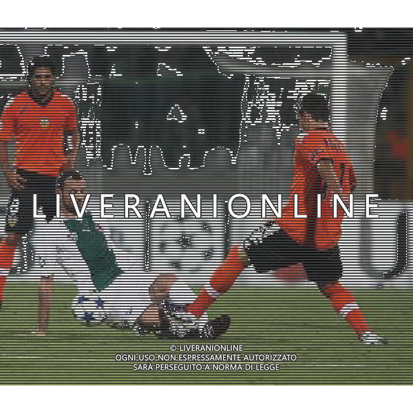 UEFA Champions League group C match between Bursaspor Turkey and Valencia Spain at Ataturk Stadium in Bursa, Turkey 15.09.2010 Valencia won scored 4 - 0 Pictured: Aritz Aduriz (R) of Valencia and Huseyin Cimsir (R) of Bursaspor. FOT. SESKIMPHOTO/NEWSPIX/Agenzia Aldo Liverani Sas ONLY ITALY *** Local Caption *** .