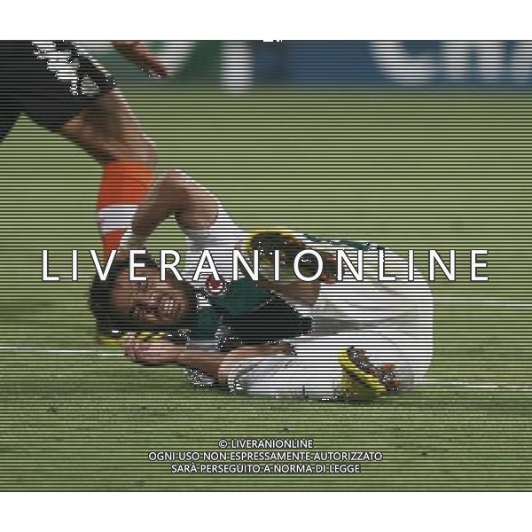UEFA Champions League group C match between Bursaspor Turkey and Valencia Spain at Ataturk Stadium in Bursa, Turkey 15.09.2010 Valencia won scored 4 - 0 Pictured: Aritz Aduriz (R) of Valencia and Huseyin Cimsir (R) of Bursaspor. FOT. SESKIMPHOTO/NEWSPIX/Agenzia Aldo Liverani Sas ONLY ITALY *** Local Caption *** .
