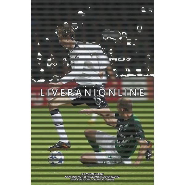 BREMA 14.09.2010 MECZ 1. KOLEJKA GRUPA A LIGA MISTRZOW SEZON 2010/11: WERDER BREMA - TOTTENHAM LONDYN --- CHAMPIONS LEAGUE MATCH GROUP A: WERDER BREMEN - TOTTENHAM HOTSPUR FC PETER CROUCH PETRI PASANEN WERDER BREMA TOTTENHAM FOT. NEWSPIX/ALDO LIVERANI SAS ITALY ONLY *** Local Caption *** .