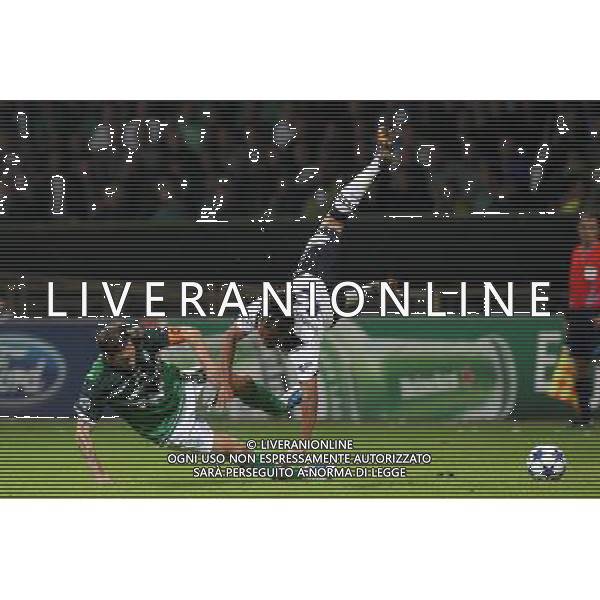 BREMA 14.09.2010 MECZ 1. KOLEJKA GRUPA A LIGA MISTRZOW SEZON 2010/11: WERDER BREMA - TOTTENHAM LONDYN --- CHAMPIONS LEAGUE MATCH GROUP A: WERDER BREMEN - TOTTENHAM HOTSPUR FC TORSTEN FRINGS BENOIT ASSOU-EKOTTO WERDER BREMA TOTTENHAM FOT. NEWSPIX/ALDO LIVERANI SAS ITALY ONLY *** Local Caption *** .