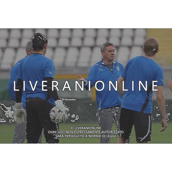 TORINO 15/09/2010 ALLENAMENTO DELLA SQUADRA DI CALCIO DEL LECH POZNAN ( POLONIA) PRIMA DELLA SFIDA DI EUROPA LEAGUE 2010/2011 CONTRO LA JUVENTUS nella foto: Jacek Zielinski ( allenatore) FOTO Maciej Nowaczyk /NEWSPIX.PL - AG. ALDO LIVERANI SAS ITALY ONLY 