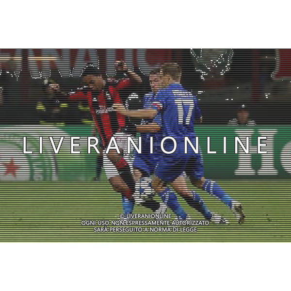 MILANO 15.09.2010-CHAMPIONS LEAGUE MATCH GROUP G MILAN - AJ AUXERRE 2:0 NELLA FOTO RONALDINHO (MILAN) (C/C) CEDERIC HENGBART , (P/R) BENOIT PEDRETTI (AUXERRE) FOT. PIOTR KUCZA/NEWSPIX.PL/AG ALDO LIVERANI ONLY ITALY 