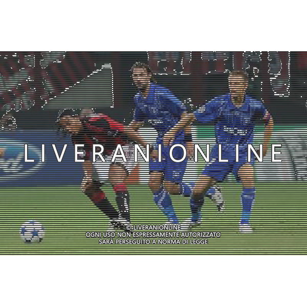MILANO 15.09.2010-CHAMPIONS LEAGUE MATCH GROUP G MILAN - AJ AUXERRE 2:0 NELLA FOTO RONALDINHO (MILAN) (C/C) CEDERIC HENGBART , (P/R) BENOIT PEDRETTI (AUXERRE) FOT. PIOTR KUCZA/NEWSPIX.PL/AG ALDO LIVERANI ONLY ITALY 