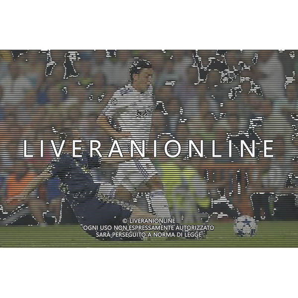 MADRID (15/(09/2010).- Champions League match Real Madrid vs Ajax Amsterdam. Mesut …zil and Vurnon Anita. Photo: Cesar Cebolla / ALFAQUI - AG. ALDO LIVERANI SAS ITALY ONLY REAL MADRID vs AJAX - CHAMPIONS LEAGUE 2010-2011