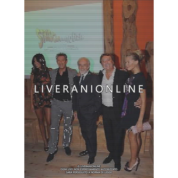 MILANO 16/9/2010 TRIENNALE V.le ALEMAGNA, 6 PRESENTAZIONE DELLA 23esima Edizione DEL PROGRAMMA TELEVISIVO DI CANALE 5 -STRISCIA LA NOTIZIA- NELLA FOTO ANTONIO RICCI, EZIO GREGGIO, ENZO IACCHETTI E LE DUE VELINE: COSTANZA CARACCIOLO E FEDERICA NARDI FOTO ROMANO/AG ALDO LIVERANI