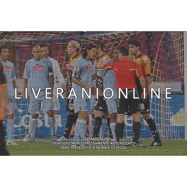 NAPOLI - UTRECHT EUROPA LEAGUE 16/09/2010 NELLA FOTO: EDINSON CAVANI PROTESTA CON L\'ARBITRO ©MOSCA/AGENZIA ALDO LIVERANI SAS
