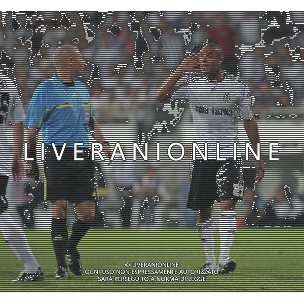 INONU STADIUM - ISTAMBUL ( TURCHIA) - 16.09.2010 EUROPA LEAGUE 2010-2011 - partita BESIKTAS ISTAMBUL vs CSKA SOFIA. Pictured: Matteo Ferrari ( Besiktas) - Laurent Duhamel ( arbitro) © Spfc- SESKIMPHOTO/NEWSPIX.PL - AG. ALDO LIVERANI SAS ITALY ONLY 