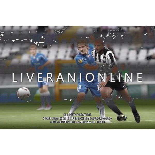 TORINO 16/09/2010 UEFA EUROPA LEAGUE 2010-2011 - PARTITA JUVENTUS vs LECH POZNAN nella foto: SERGEY KRIWEC KRIVETS (LECH) , (P) FELIPE MELO (JUVE) ©  JAKUB PIASECKI CYFRASPORT/NEWSPIX.PL- AG. ALDO LIVERANI SAS italy only 