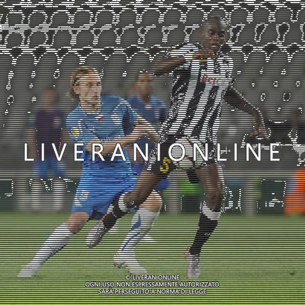 TORINO 16/09/2010 UEFA EUROPA LEAGUE 2010-2011 - PARTITA JUVENTUS vs LECH POZNAN nella foto: SERGEY KRIWEC KRIVETS (LECH) , (P) MOHAMED SISSOKO (JUVE) ©  JAKUB PIASECKI CYFRASPORT/NEWSPIX.PL- AG. ALDO LIVERANI SAS italy only 