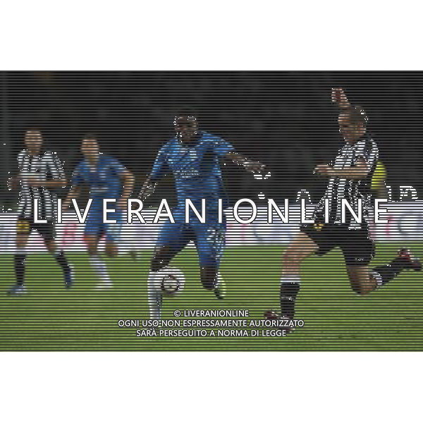 TORINO 16/09/2010 UEFA EUROPA LEAGUE 2010-2011 - PARTITA JUVENTUS vs LECH POZNAN nella foto: JOEL TSHIBAMBA (LECH) , (P/R) GIORGIO CHIELLINI (JUVENTUS) ©  JAKUB PIASECKI CYFRASPORT/NEWSPIX.PL- AG. ALDO LIVERANI SAS italy only 