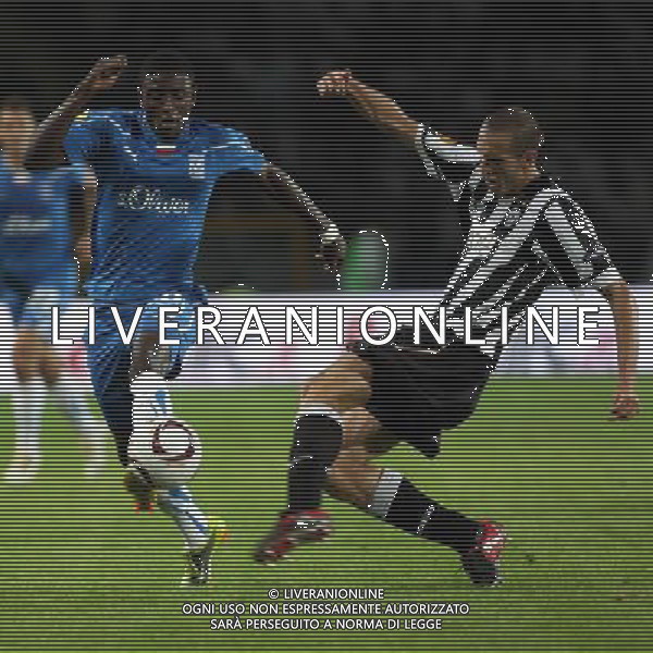 TORINO 16/09/2010 UEFA EUROPA LEAGUE 2010-2011 - PARTITA JUVENTUS vs LECH POZNAN nella foto: JOEL TSHIBAMBA (LECH) , (P/R) GIORGIO CHIELLINI (JUVENTUS) ©  JAKUB PIASECKI CYFRASPORT/NEWSPIX.PL- AG. ALDO LIVERANI SAS italy only 